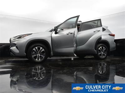 Used 2024 Toyota Highlander XLE in Culver City, CA 36 img