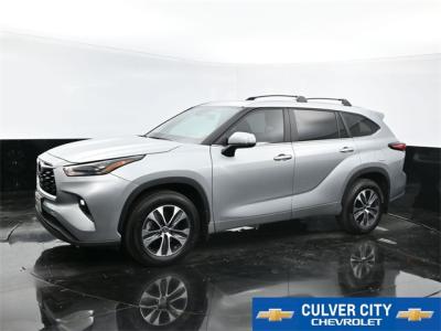 Used 2024 Toyota Highlander XLE in Culver City, CA 3 img