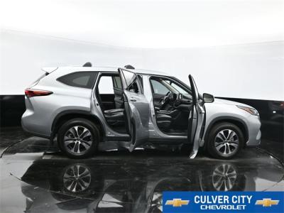Used 2024 Toyota Highlander XLE in Culver City, CA 42 img