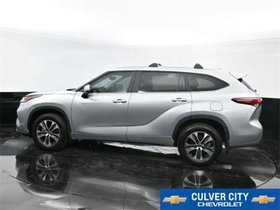 Used 2024 Toyota Highlander XLE in Culver City, CA 4 img