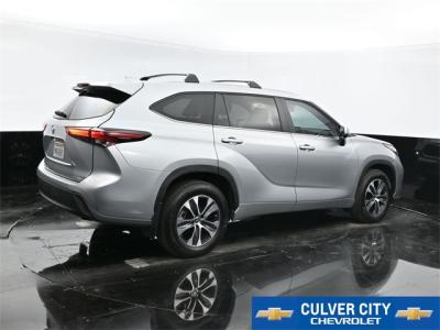 Used 2024 Toyota Highlander XLE in Culver City, CA 8 img